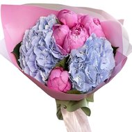 Невеликий букет із півоніями