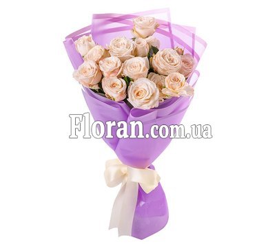 Маленький букет из кустовых роз