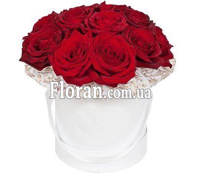 11 троянд в коробці