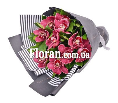 Букет з орхідеями з червоними