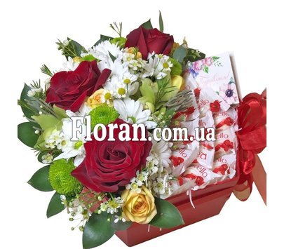 Квіти і цукерки в одній коробці