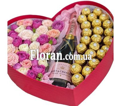 Квіти в коробці з шампанським
