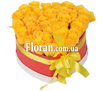 Композиция из цветов в коробке сердце