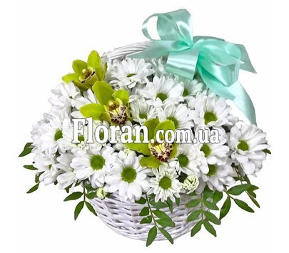 Композиция из цветов в корзине