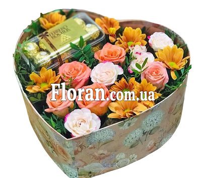 Коробка цветов с коробкой конфет