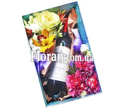 Коробка с вином и цветами