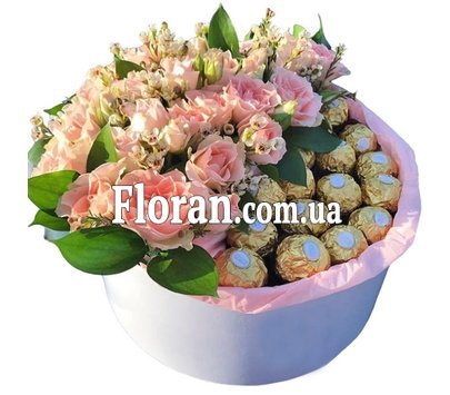 Коробка с живыми цветами и конфетами