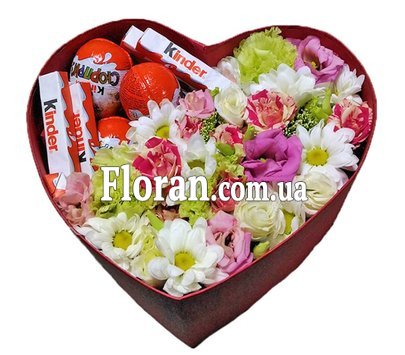 Коробка-серце з квітами і шоколадом