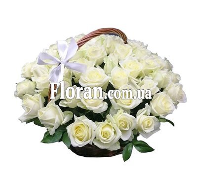 Кошик білих троянд