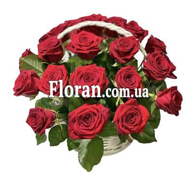 Кошик червоних троянд