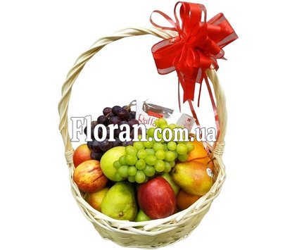 Кошик із фруктами та цукерками