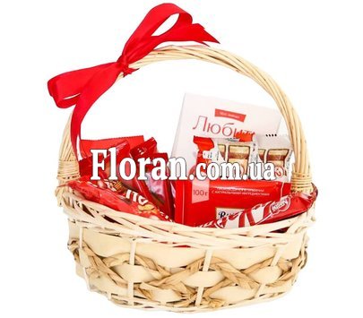 Кошик із цукерками у подарунок