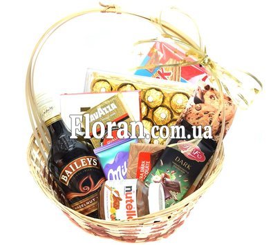 Корзинка со сладостями в подарок