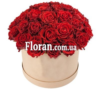 Червоні троянди в круглій коробці