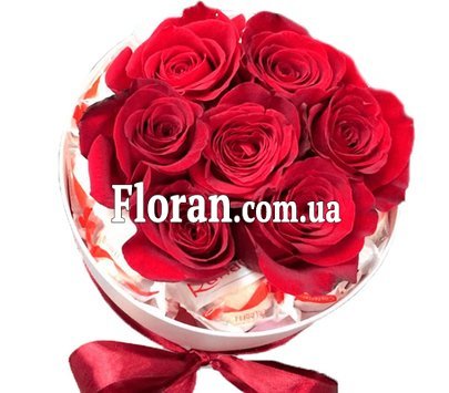 Маленька коробочка з квітами