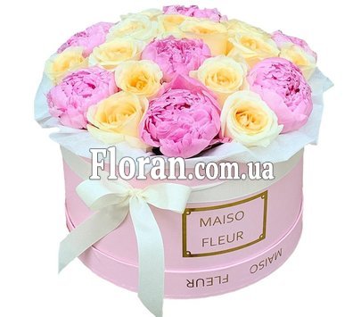 Півонії з трояндами в коробці