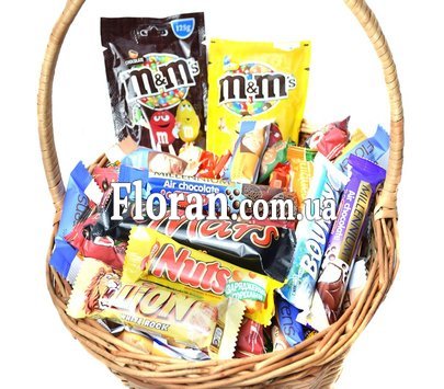 Gift basket with sweets