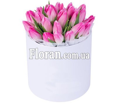 Рожеві тюльпани в капелюшній коробці
