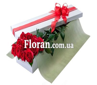 Троянди в довгій коробці