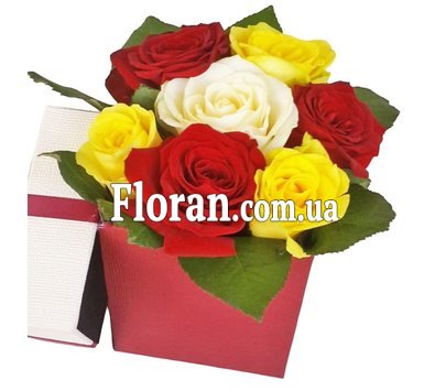 Троянди в квадратній коробці