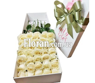 Розы в прямоугольной коробке