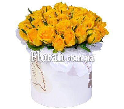 Жовті троянди в коробці