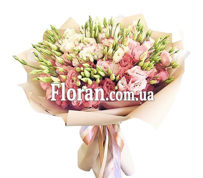 Белые и розовые эустомы