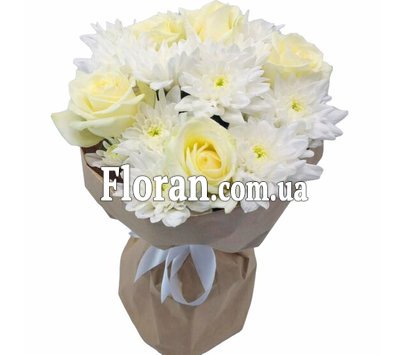 Белые розы и хризантемы