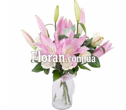 Букет цветов из роз и лилий