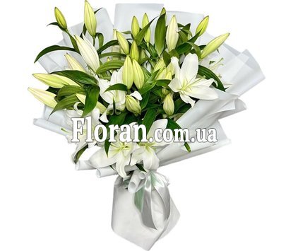Букет из белых лилий