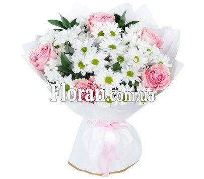 Букет из ромашек и роз