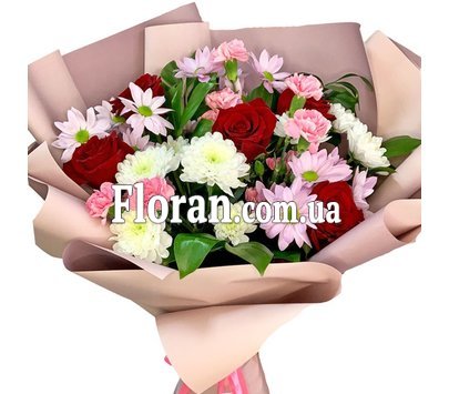 Букет из роз и других цветов