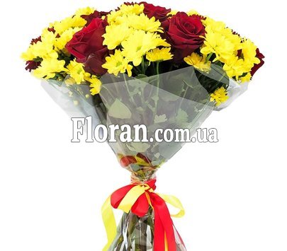 Bouquet of yellow chrysanthemums and roses