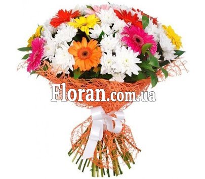 Красивый букет из хризантем и гербер