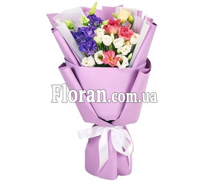 Невеликий букет з еустоми