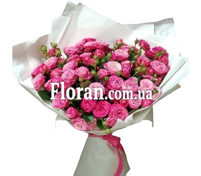 Peony-shaped roses in a bouquet