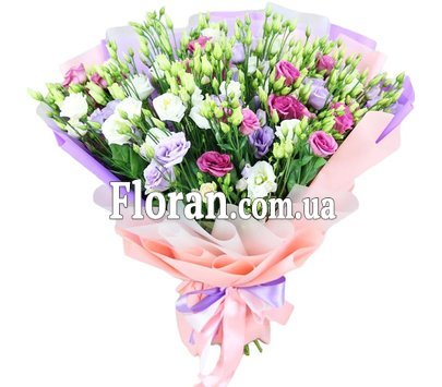 Різнокольорові еустоми у букеті