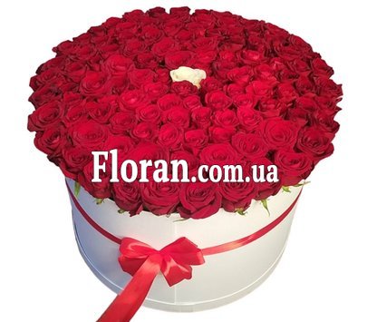 101 роза в круглой коробке