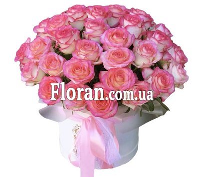 35 троянд у капелюшній коробці