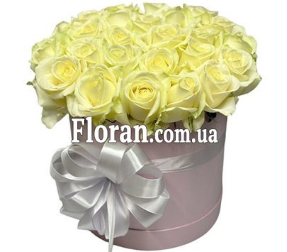 Білі троянди в капелюшній коробці