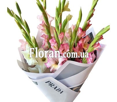 Белый и розовый гладиолус в букете
