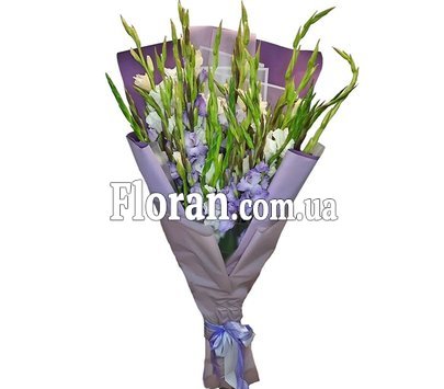 Букет білих та фіолетових гладіолусів