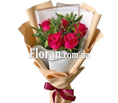 Букет роз с зеленью