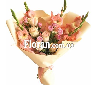 Гладиолусы и розы в букете