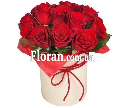 Імпортні троянди в капелюшній коробці