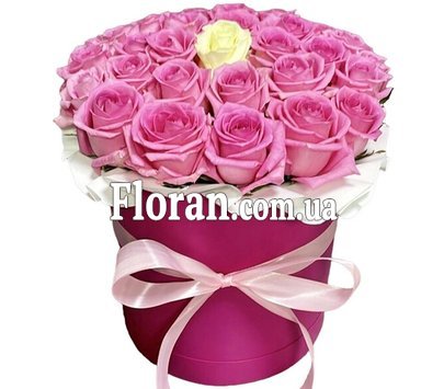 Композиція з квітів у шляпній коробці