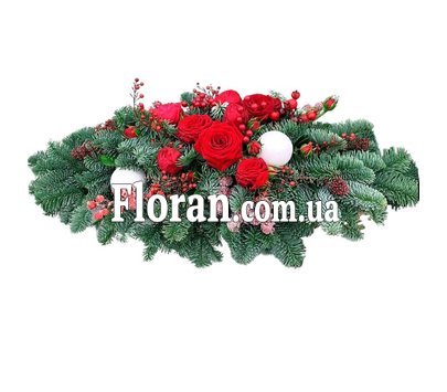 Композиция из роз и ели на стол