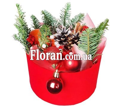 Коробка з ялиною та мандаринами