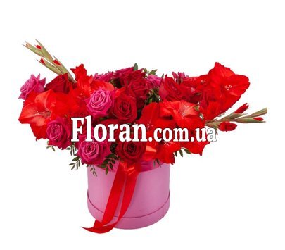 Коробка з глідіолусами та трояндами