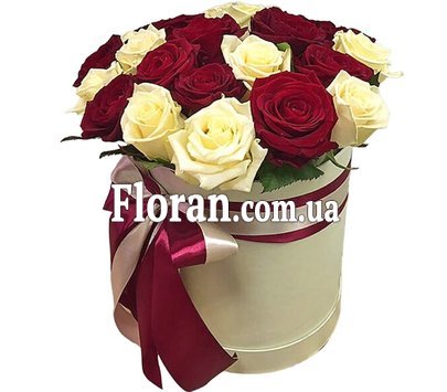 Коробка з червоними та білими трояндами